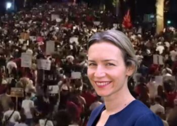Lea Ypi publikon foton nga protesta e 11 në Tiranë: Shumë krenare…