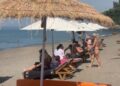 Çmimet e larta zbrazin privatët në Vlorë, pushuesit dhe turistët e huaj dynden në plazhet publike