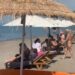 Çmimet e larta zbrazin privatët në Vlorë, pushuesit dhe turistët e huaj dynden në plazhet publike