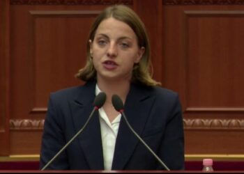 Koçeku u shpall deputete e pavarur, këshilltari i PS: Dorëzo mandatin! Shijove privilegjet dhe…