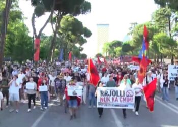Protestuesit mblidhen sërish në Tiranë kundër investimit në Zvërnec, i përgjigjen Ramës: Nuk ka dialog