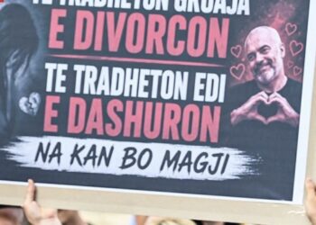 Rama poston pankartat nga protestat: Më ngjallin keqardhje fjalimet “krra-krra-krra”, por më argëtojnë memet