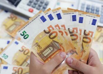 Vazhdon rënia e euros, shënon rekord të ri ndaj lekut