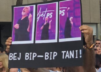 Mesazhet e ditës së nëntë të tubimit/ Protestuesit stampojnë në pankarta ironinë e Ramës ndaj blogerëve (FOTO)