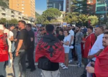 “Revolucioni i Flamingove”, nis protesta e qytetarëve në Tiranë