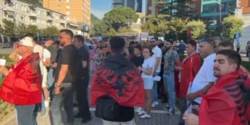 “Revolucioni i Flamingove”, nis protesta e qytetarëve në Tiranë