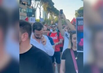 “Dilni për të ardhmen e fëmijëve!”, Adriatik Lapaj i bashkohet sërish protestës për Zvërnecin