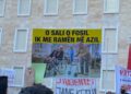 ‘O Sali o fosil ik me Ramën në azil’, pankartat ‘hit’ në protestën në Tiranë! Qytetarët shfrenojnë imagjinatën