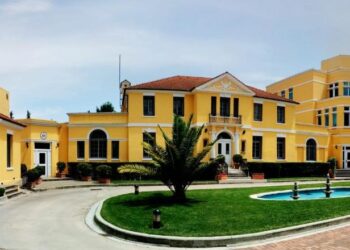 “Kërcënimet në emrin tonë janë plotësisht të pavërteta”, ambasada e SHBA rrëzon pretendimet e protestuesit