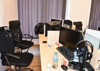 Policia e Tiranës godet call center-in mashtrues, 7 të arrestuar dhe 27 nën hetim në operacionin “End Point”
