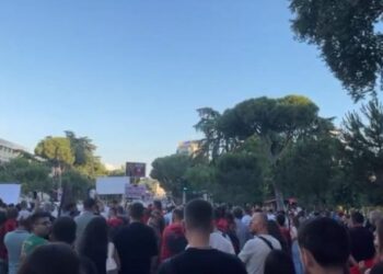 “Zvërneci”, dita e 18-të e protestës kundër investimit, qytetarët protestojnë para Kryeministrisë