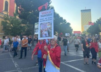 Protesta e 20-ë në Tiranë, qytetarët mblidhen në Sheshin “Skënderbej” dhe marshojnë drejt Kryeministrisë