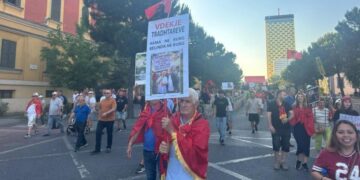 Protesta e 20-ë në Tiranë, qytetarët mblidhen në Sheshin “Skënderbej” dhe marshojnë drejt Kryeministrisë