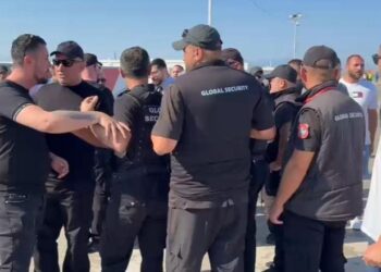 Përplasje te Aeroporti i Vlorës, punonjësit e Pacollit nxjerrin nga zyrat ata të Valon Ademit