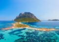 Corriere della Sera: Tavolara Bay, resorti i miliarderëve në Sardenjë, çfarë fshihet pas klauzolës për ndihmë nga shteti