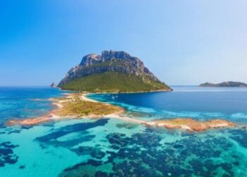 Corriere della Sera: Tavolara Bay, resorti i miliarderëve në Sardenjë, çfarë fshihet pas klauzolës për ndihmë nga shteti