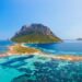 Corriere della Sera: Tavolara Bay, resorti i miliarderëve në Sardenjë, çfarë fshihet pas klauzolës për ndihmë nga shteti