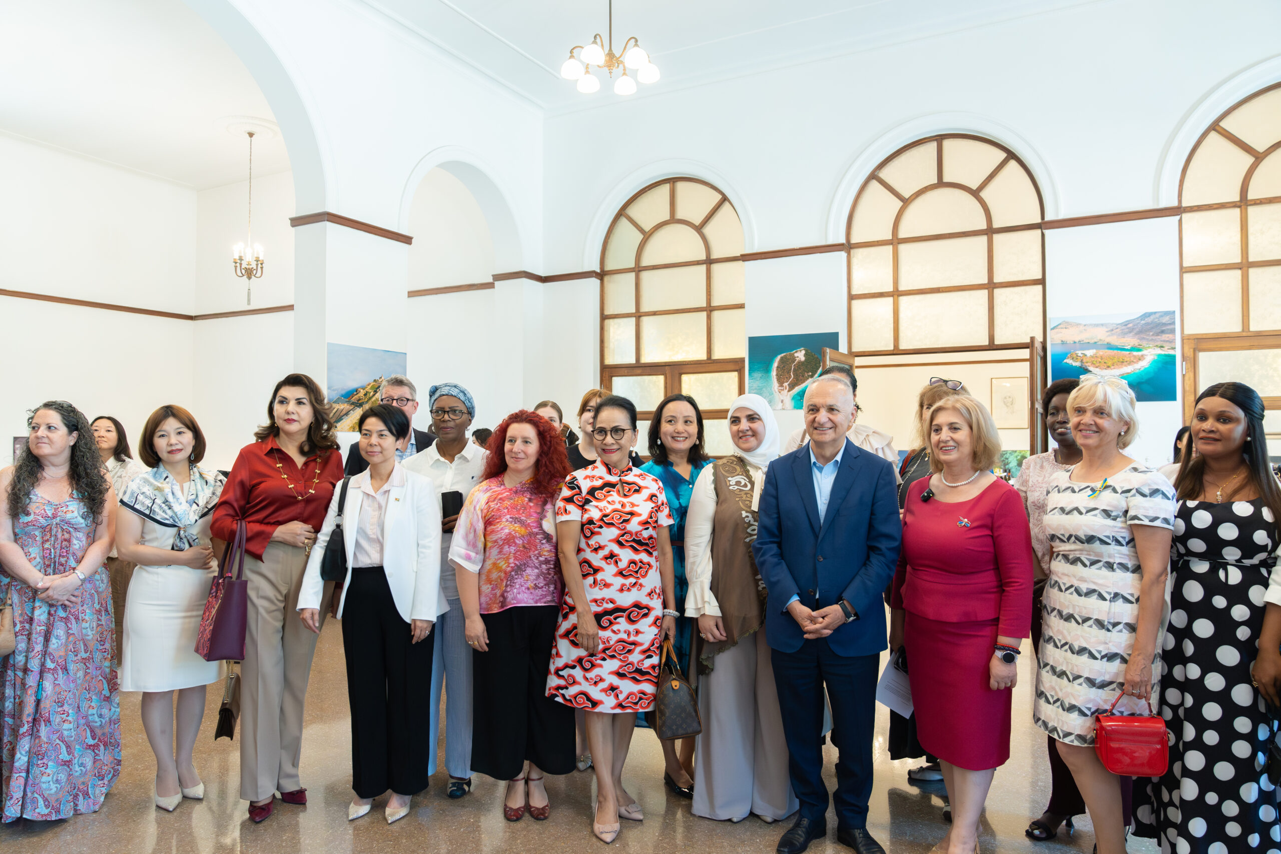 Ambasada e Republikës së Shqipërisë mirëpret ekspozitën e bashkëshorteve të ambasadorëve