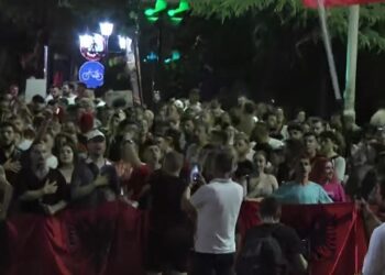 ‘Opozitë e shitur’! Protestuesit ndalen para selisë së PD-së, kërkojnë largimin e Sali Berishës