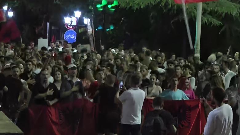  Opozitë e shitur   Protestuesit ndalen para selisë së PD së  kërkojnë largimin e Sali Berishës