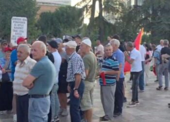 Qytetarët mblidhen në protestën e 30-ë në Tiranë, kërkohet largimi i Ramës e Berishës nga skena politike