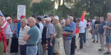 Qytetarët mblidhen në protestën e 30-ë në Tiranë, kërkohet largimi i Ramës e Berishës nga skena politike