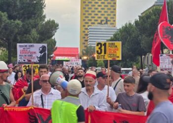 Protesta e 31-të/ Pas tensioneve te Parlamenti, qytetarët mblidhen te sheshi ‘Skënderbej’ dhe marshojnë drejt Kryeministrisë