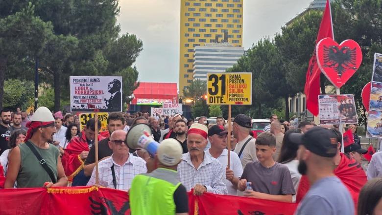 Protesta e 31 të  Pas tensioneve te Parlamenti  qytetarët mblidhen te sheshi  Skënderbej  dhe marshojnë drejt Kryeministrisë