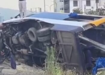 Tragjedi në autostradën Durrës-Tiranë! Furgoni del nga rruga dhe përmbyset, ndërron jetë shoferi, disa të plagosur