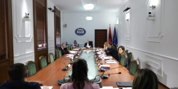Komisioni i Ligjeve rrëzon nismat për monopatinat dhe përjashtimin nga taksat për 5 vitet e para të makinave elektrike