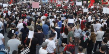 ‘Zvërneci’/ Qytetarët sërish në protestë në ditën e 8-të, marshojnë drejt Kryeministrisë