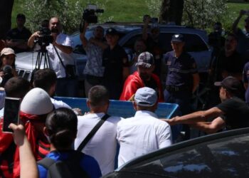 Incidentet para Kuvendit/ 4 efektivë policie lëndohen në përplasjet me protestuesit