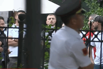Tensione në protestën pranë Kuvendit, përplasje verbale me simpatizantë të PD-së dhe deputetin Ardit Bido