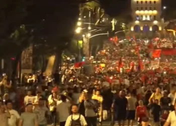 Pas 3 orësh protestë te Kryeministria, qytetarët nisin marshimin në rrugët e kryeqytetit. Përplasje me anëtarët e FRPD