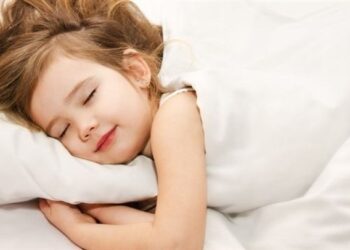 Pushimet verore dhe gjumi i fëmijëve, psikologia: Ruani rutinën për një zhvillim të shëndetshëm
