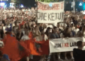 Pas disa orësh protestë para Kryeministrisë, qytetarët nisin marshimin në rrugët e Tiranës