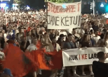 Pas disa orësh protestë para Kryeministrisë, qytetarët nisin marshimin në rrugët e Tiranës