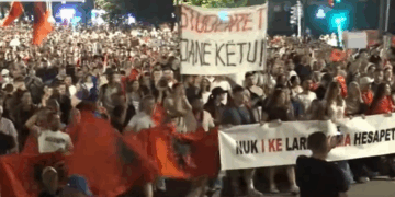 Pas disa orësh protestë para Kryeministrisë, qytetarët nisin marshimin në rrugët e Tiranës