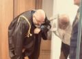 Komiteti Shqiptar i Helsinkit ngre alarmin: Kafazi i xhamit për të pandehurit gjatë gjyqit lejohet vetëm në raste të justifikuara sigurie