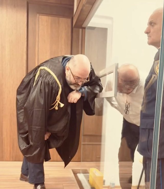 Komiteti Shqiptar i Helsinkit ngre alarmin  Kafazi i xhamit për të pandehurit gjatë gjyqit lejohet vetëm në raste të justifikuara sigurie