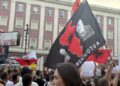 “Marin Mema-kryeministër”, zhduken flamingot, “mbijnë” patriotët në protestën para Kryeministrisë