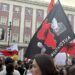 “Marin Mema-kryeministër”, zhduken flamingot, “mbijnë” patriotët në protestën para Kryeministrisë