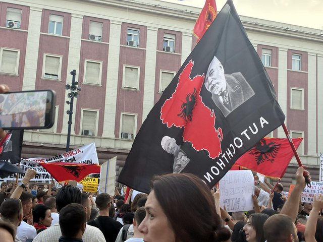  Marin Mema kryeministër   zhduken flamingot   mbijnë  patriotët në protestën para Kryeministrisë