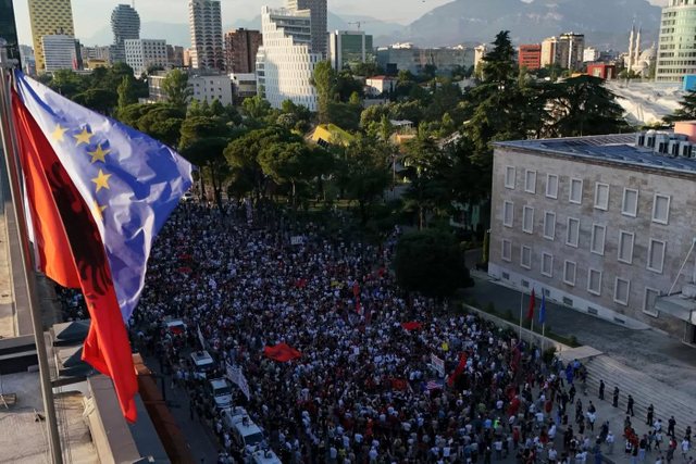 Gazeta italiane  Protestat në Shqipëri shndërrohen në antisemitizëm  Hebrenjtë dhe izraelitët në shënjestër