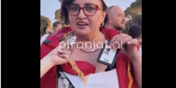 Balla demaskon “gjyshen” e dënuar për trafik në Angli që hiqet si gazetare në protestë, ja faktet