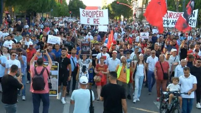 Protesta po hyn në një fazë të re  Aktivistja propozon ngritjen e një Kuvendi Kombëtar Qytetar