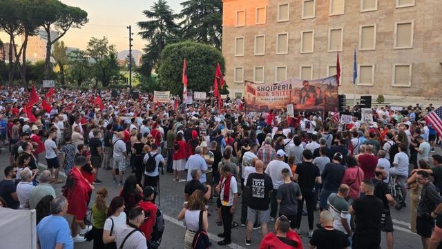 Protesta  Në bulevard vetëm skenografia  beteja reale bëhet në rrjet 