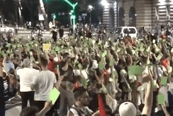 Këmbëkryq në Bulevard, protestuesit “miratojnë” dorëheqjen e Ramës me kartonët jeshilë: Populli vendos