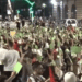 Këmbëkryq në Bulevard, protestuesit “miratojnë” dorëheqjen e Ramës me kartonët jeshilë: Populli vendos