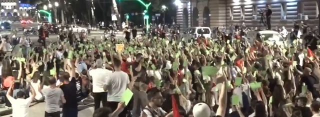 Këmbëkryq në Bulevard  protestuesit  miratojnë  dorëheqjen e Ramës me kartonët jeshilë  Populli vendos